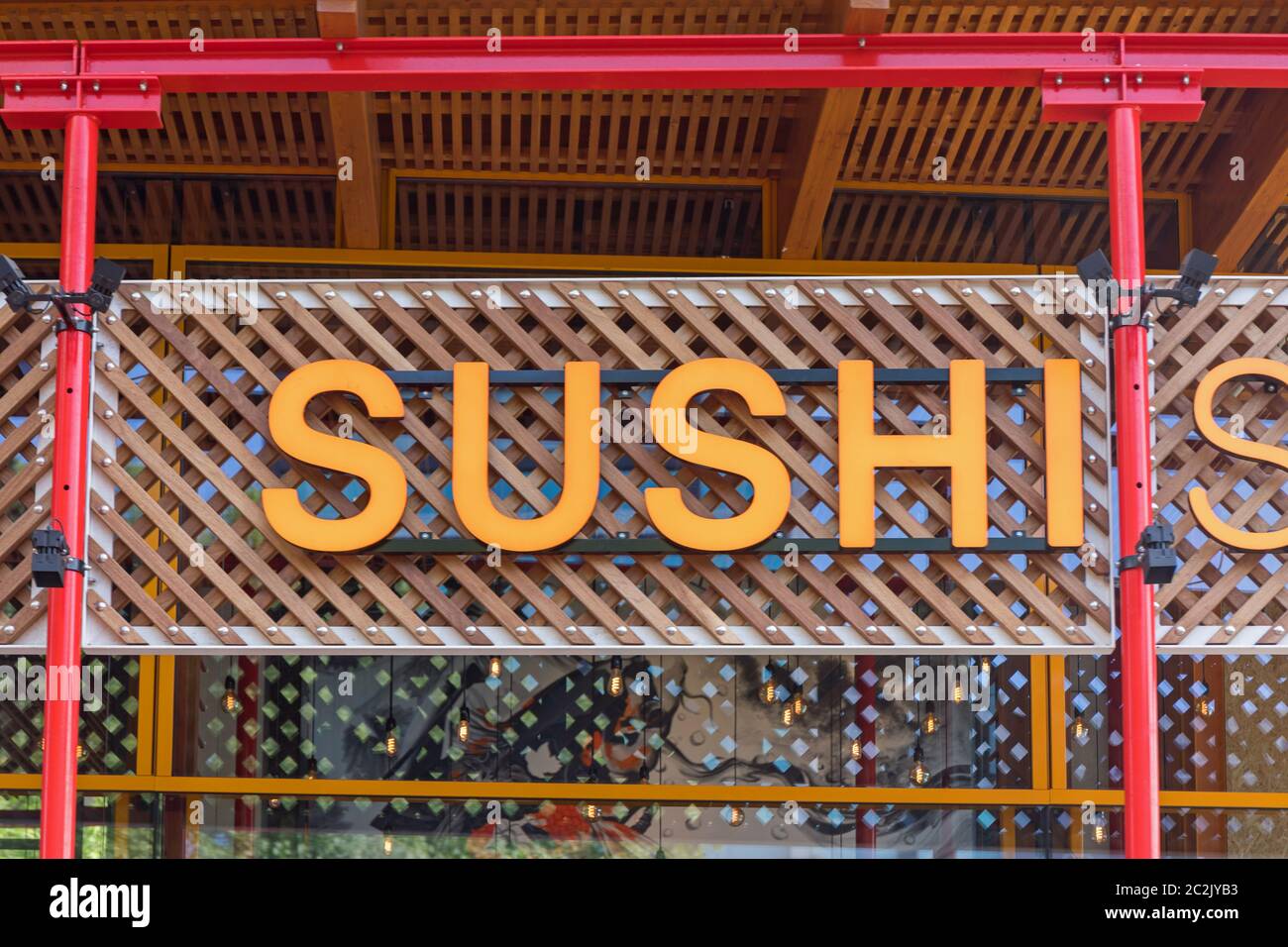Große gelbe Sushi Zeichen an asiatischen Restaurant Stockfoto