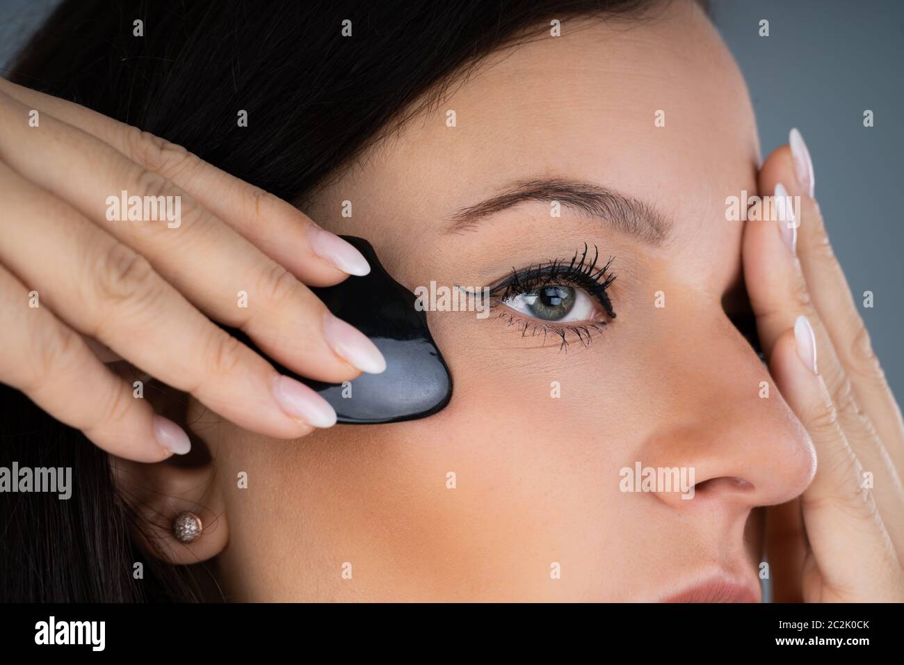 Junge Frau, Gua Sha - Traditionelle Chinesische Massage Stockfoto