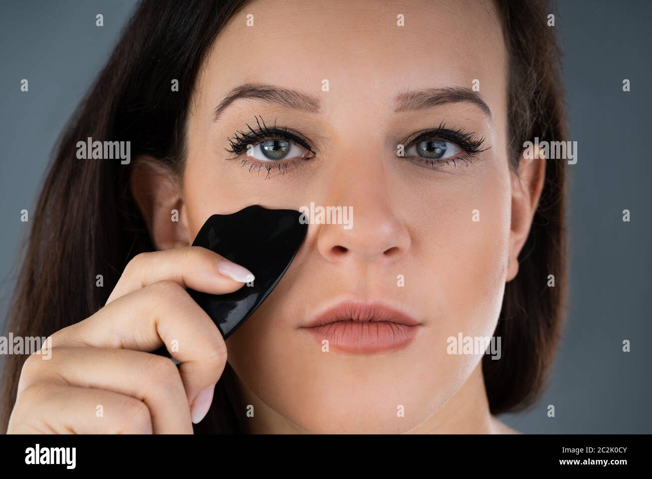 Junge Frau, Gua Sha - Traditionelle Chinesische Massage Stockfoto