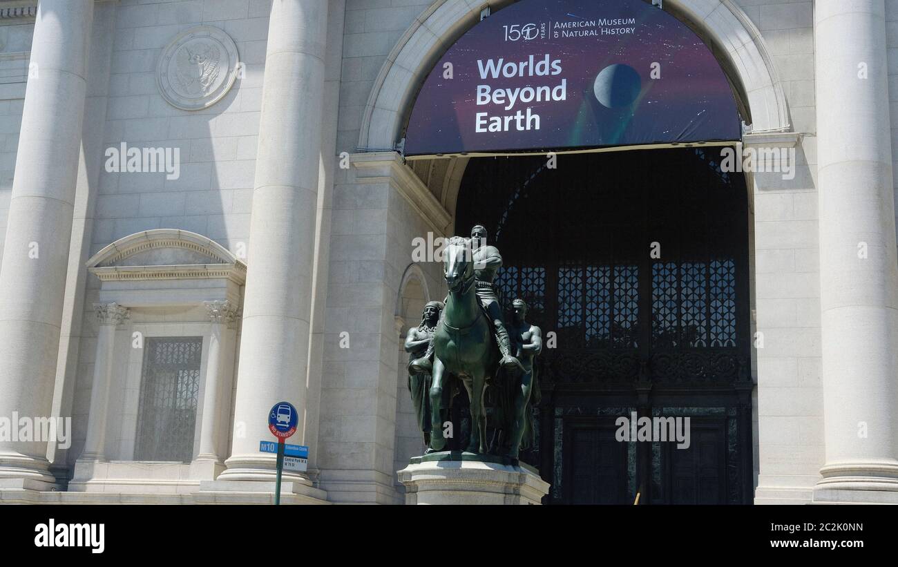 NEW YORK, NY: JUNI 17: Am Eingang des Museums für Naturkunde ist eine Statue des US-Präsidenten Theodore Roosevelt auf einem Pferd mit einer indigenen Person zu sehen, die rechts neben ihm läuft, sowie eine afroamerikanische Person, die links neben ihm läuft. Seit Jahren schmückt dieses Symbol der amerikanischen Überlegenheit das Museum, obwohl es zahlreiche Aufrufe zu seiner Entfernung gab. Ein NYPD-Streifenwagen sitzt vor der Statue zum Schutz während des amerikanischen Aufstands am 17. Juni 2020 in New York City. Quelle: Mpi43/MediaPunch Stockfoto