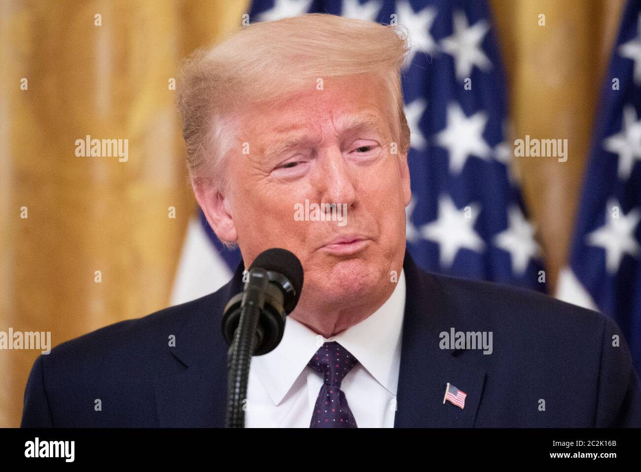 US-Präsident Donald J. Trump nimmt an einer Veranstaltung Teil, die im East Room des Weißen Hauses in Washington, DC, USA, am 17. Juni 2020 einen Plan zur Verhinderung von Selbstmord unter US-Veteranen vorstellt. US-Veteranen haben eine Selbstmordrate eineinhalb Mal höher als Erwachsene ohne Veteranen, laut dem National Veteran Suicide Prevention Annual Report 2019.Quelle: Michael Reynolds/Pool via CNP /MediaPunch Stockfoto