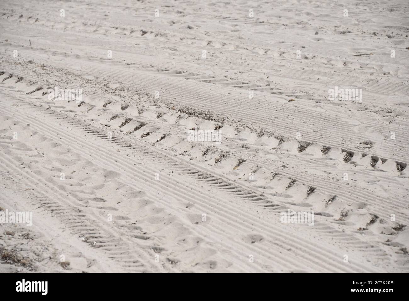 Reifenspuren im Sand auf der Baleareninsel Mallorca, Spanien Stockfoto