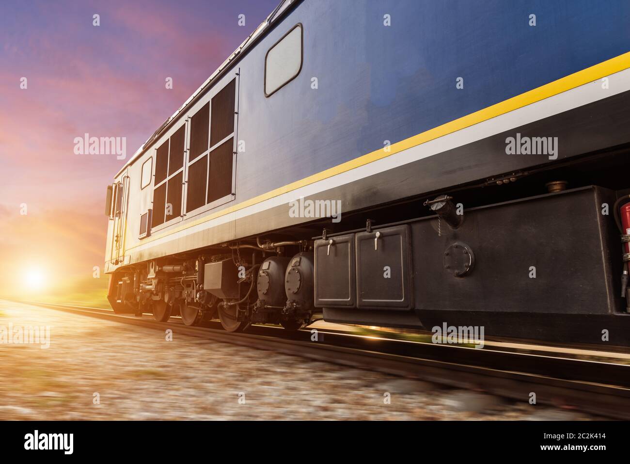 High speed diesel Zug auf Titel mit Motion Blur bei Sonnenuntergang Stockfoto