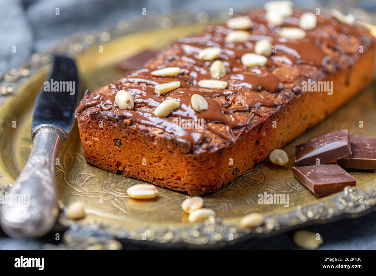 Leckerer Kuchen mit Erdnussbutter und Schokoladenzuckerguss. Stockfoto