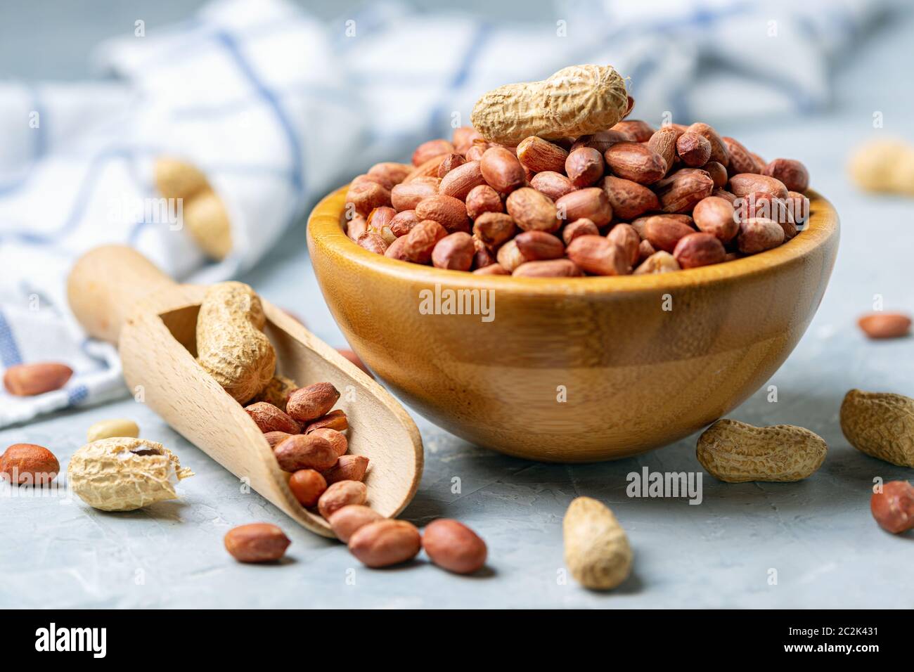 Bio Erdnüsse in einer Holzschale. Stockfoto