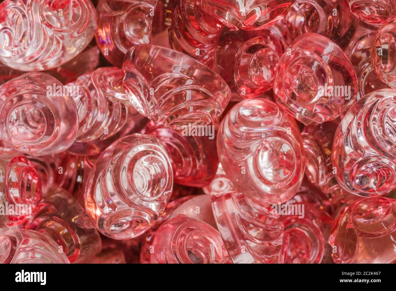 Ausschnitt Textur closeup auf mehrere durchscheinende rote Farbe pop glänzenden Knöpfen. Stockfoto