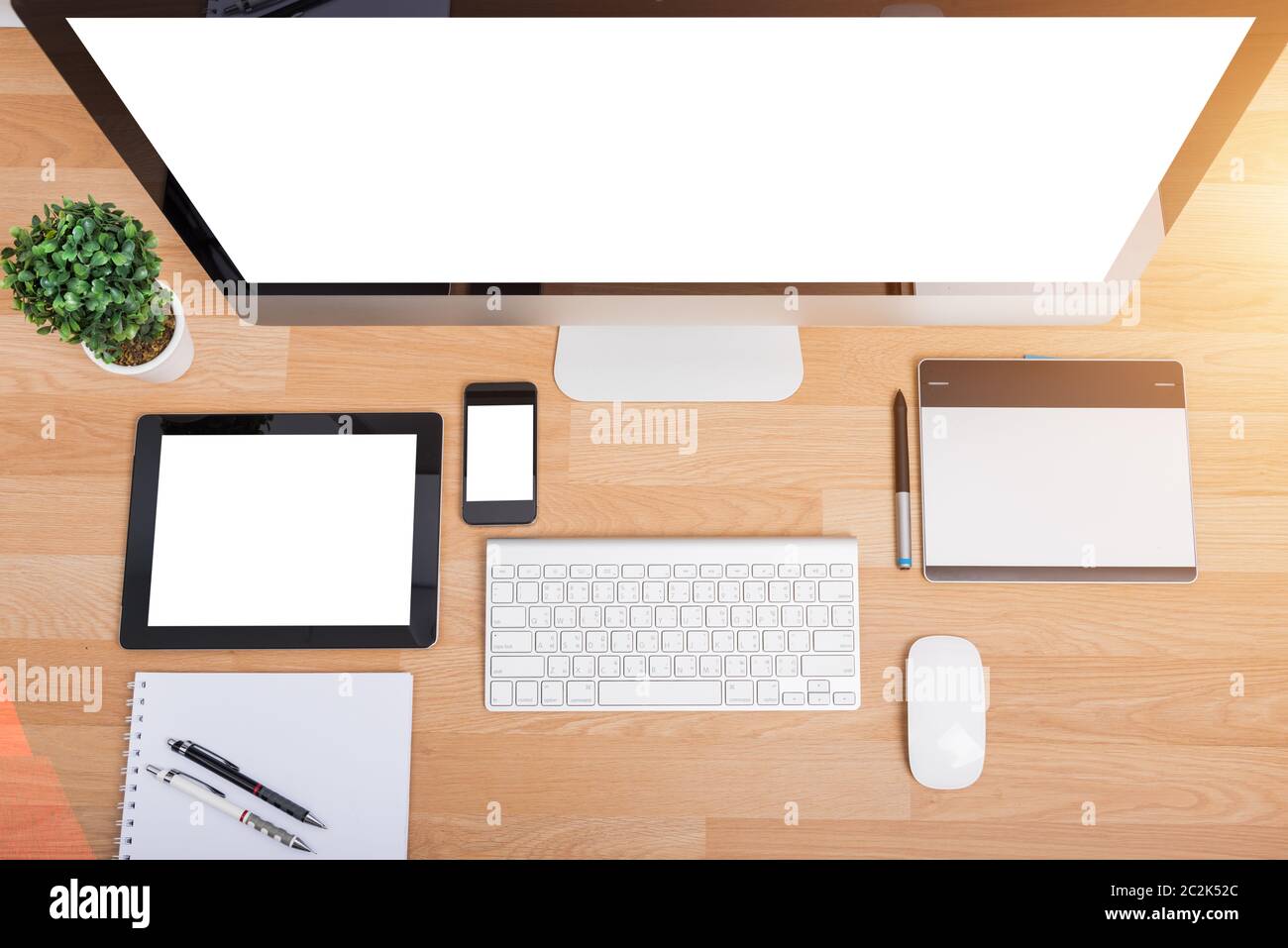 Ansicht von oben monitor Computer PC, Tastatur, Telefon, Magic Mouse und Tablet auf hölzernen Schreibtisch Stockfoto