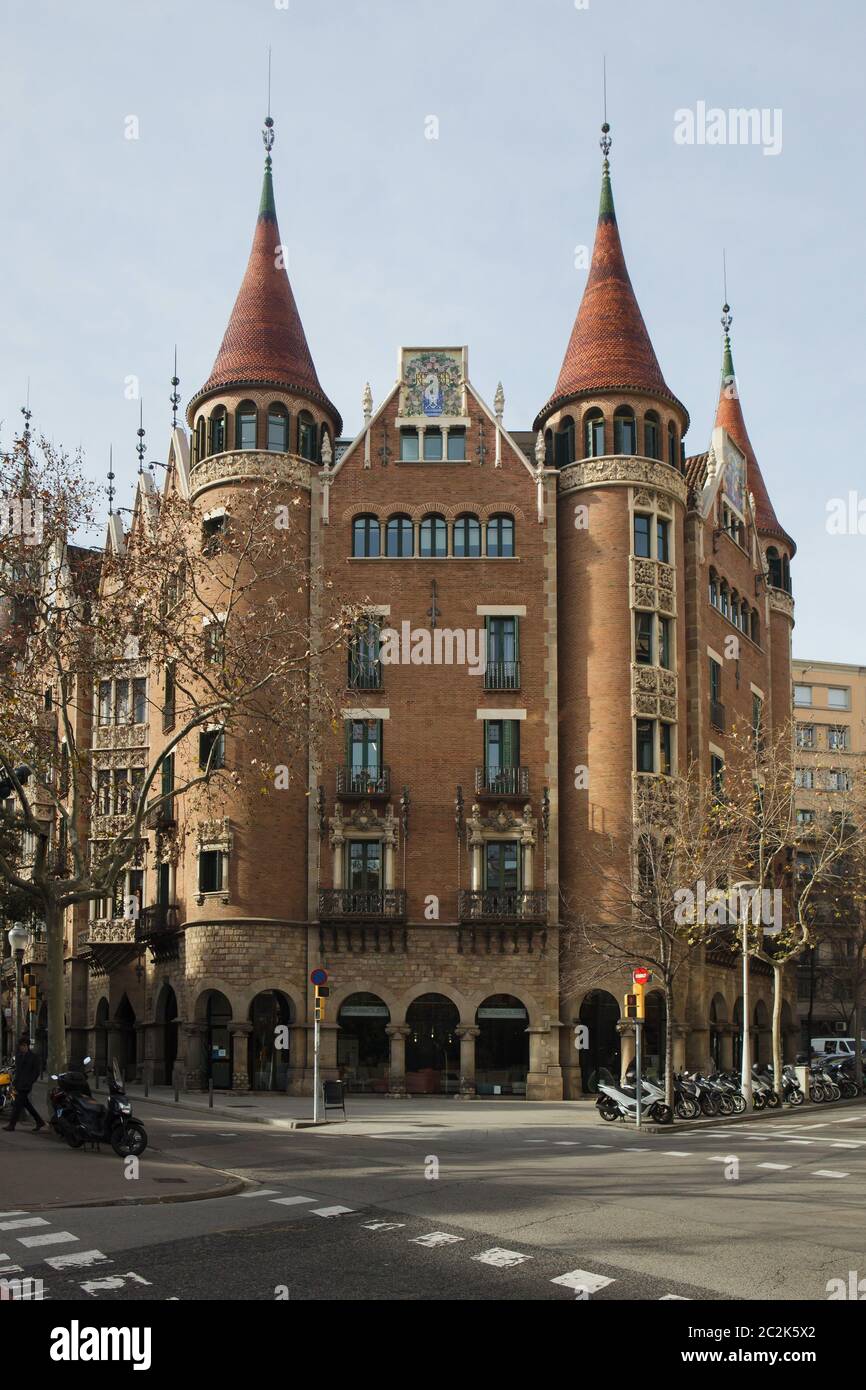 Casa de les Punxes auch bekannt als Casa Terradas, entworfen vom katalanischen modernistischen Architekten Josep Puig i Cadafalch (1905) in Barcelona, Katalonien, Spanien. Stockfoto