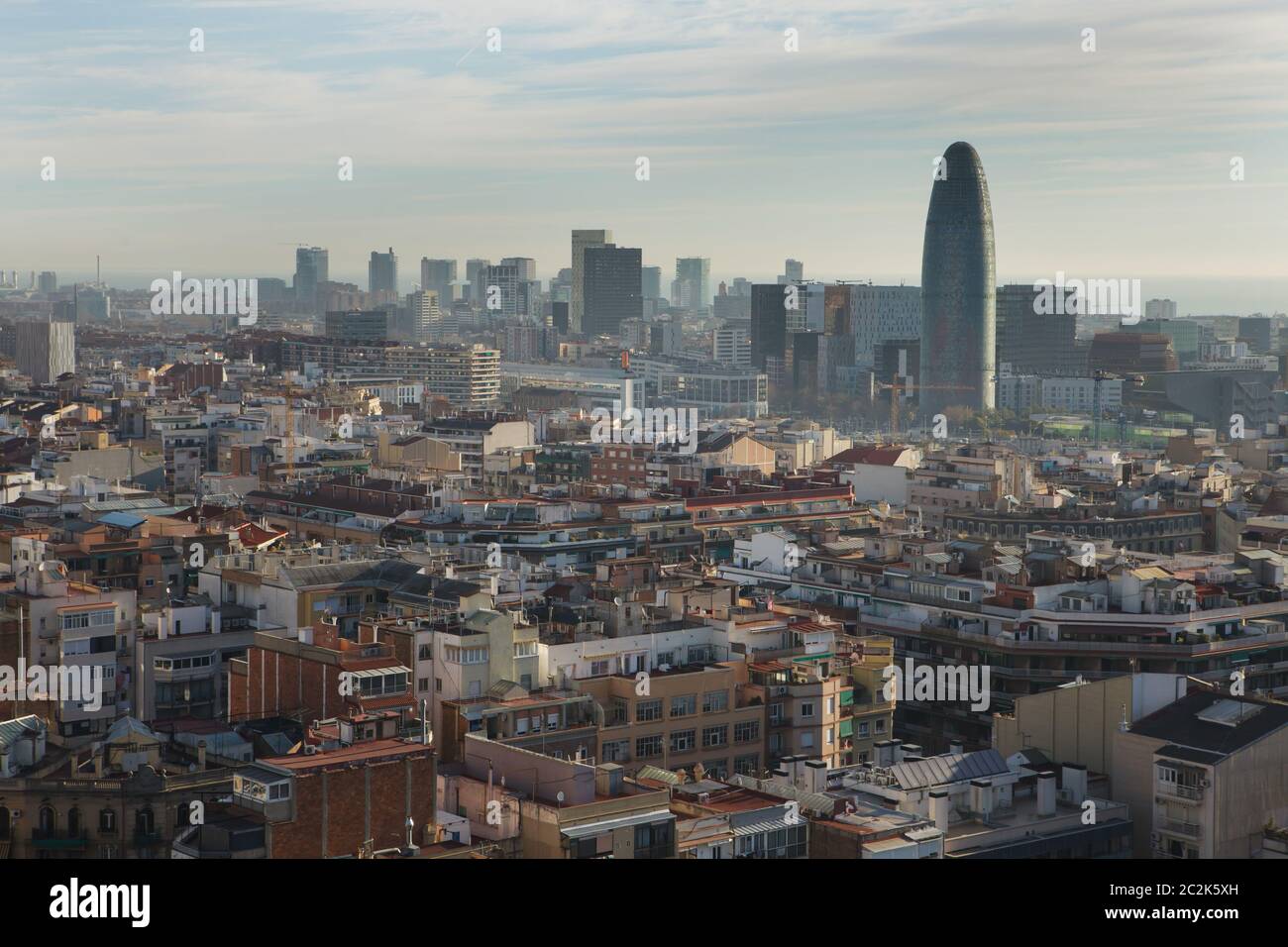 Torre Glòries auch bekannt als Torre Agbar in Barcelona, Katalonien, Spanien. Der Wolkenkratzer des französischen Architekten Jean Nouvel wurde 2004 im Stadtteil Poblenou erbaut. Der Panoramablick war von der Sagrada Família aus zu sehen. Stockfoto