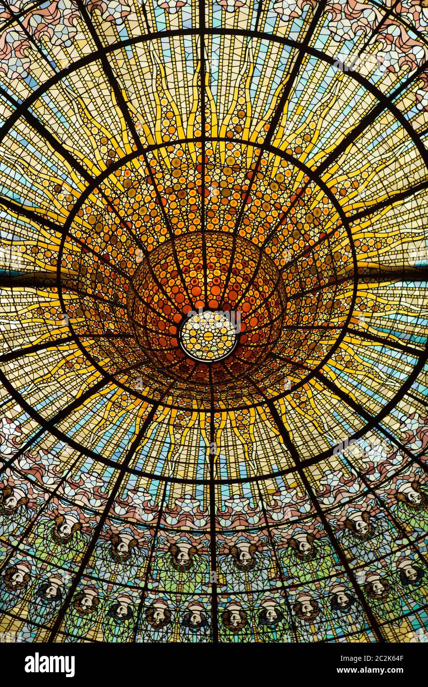 Glasfenster im Hauptkonzertsaal des Palastes der katalanischen Musik (Palau de la Música Catalana) in Barcelona, Katalonien, Spanien. Der Konzertsaal, der vom katalanischen Architekten Lluís Domènech i Montaner entworfen wurde, wurde zwischen 1902 und 1906 erbaut. Das riesige Glasfenster wurde vom katalanischen Künstler Antoni Rigalt i Blanch entworfen. Stockfoto