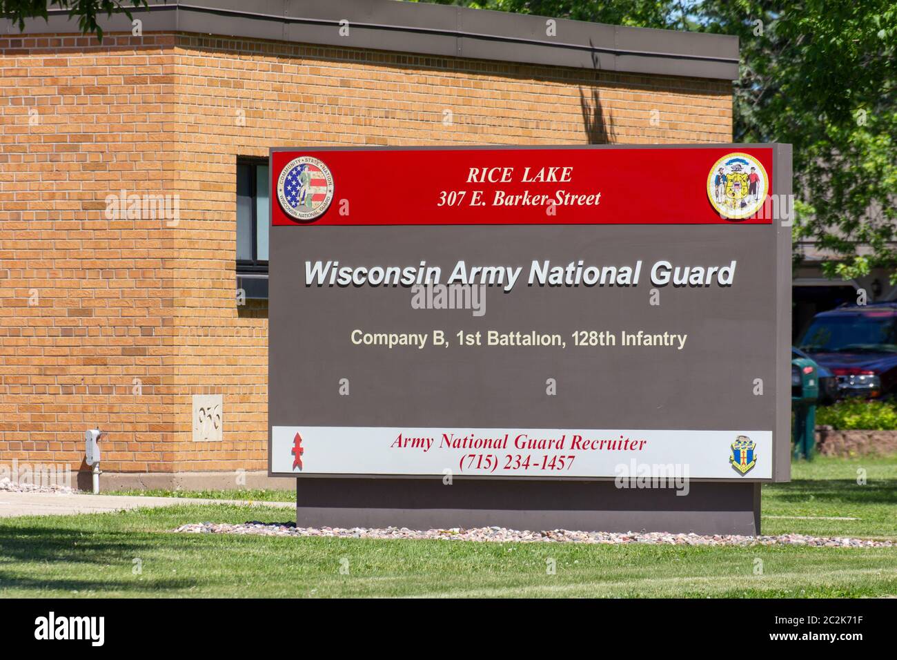 RICE LAKE, WI/USA - 14. JUNI 2020: Wisconsin Army National Guard Anlage und Außenschild. Stockfoto