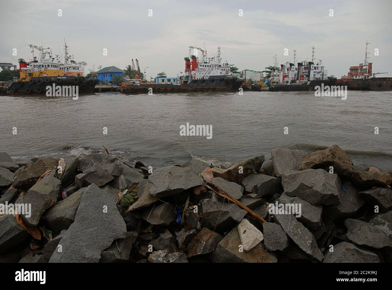 Eine Werft aus einer Küstenschutzstruktur in Marunda, Nord-Jakarta, Jakarta, Indonesien. Archivfoto. Stockfoto