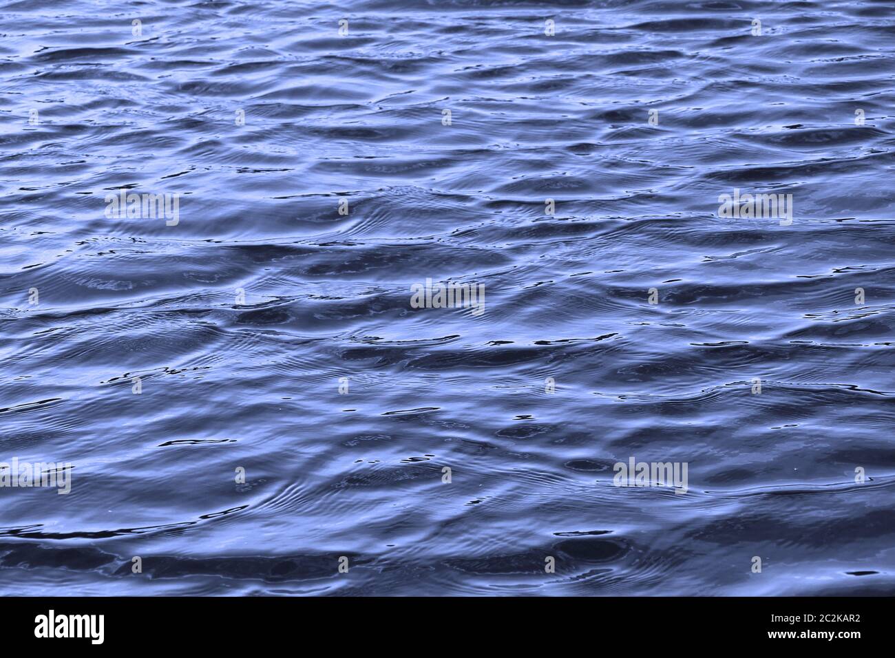 Textur des Meerwassers während einer Lichtwelle. Stockfoto