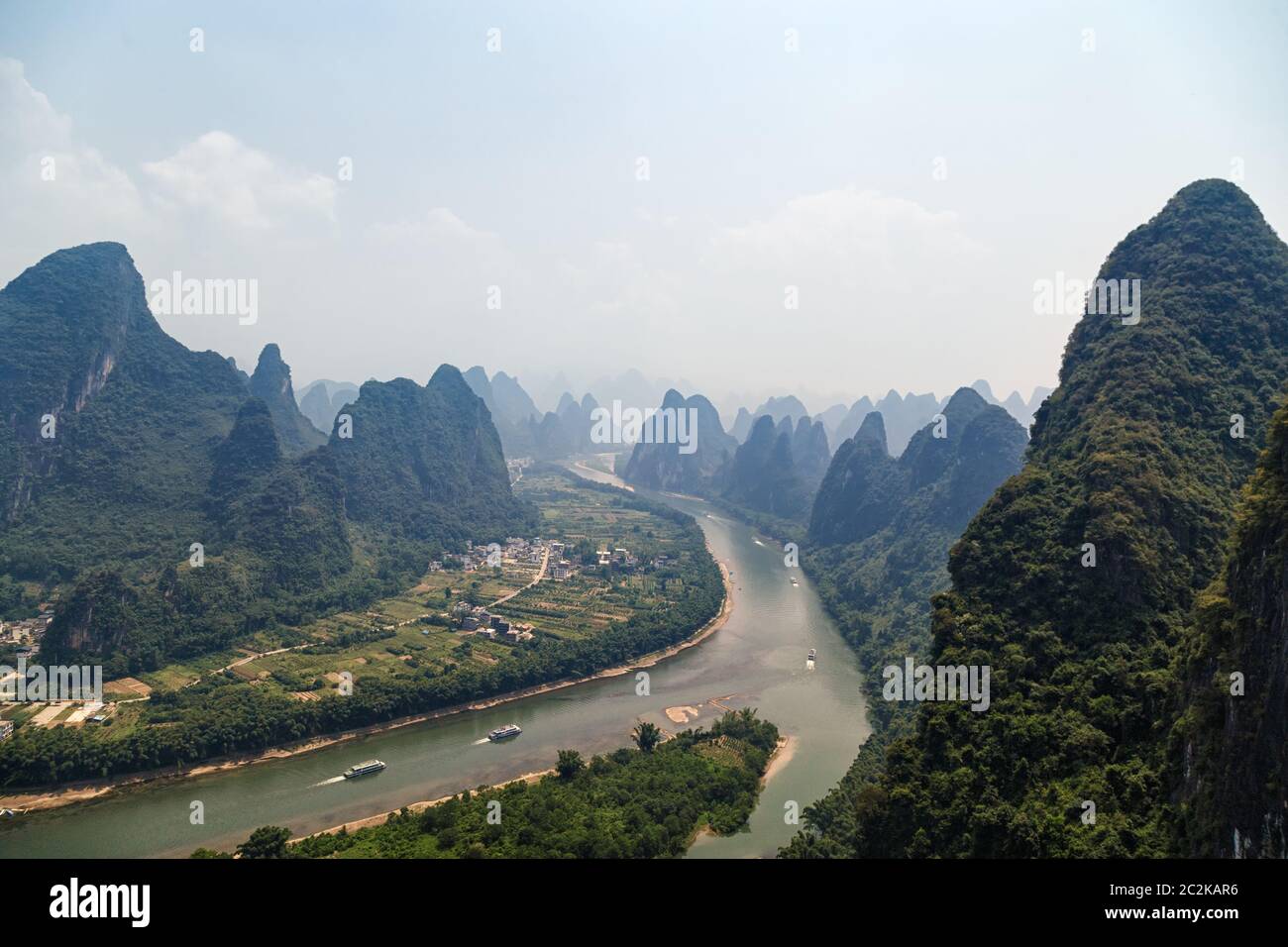 Blick auf die malerischen Guilin Berge an einem klaren Tag, Yangshuo, China Stockfoto
