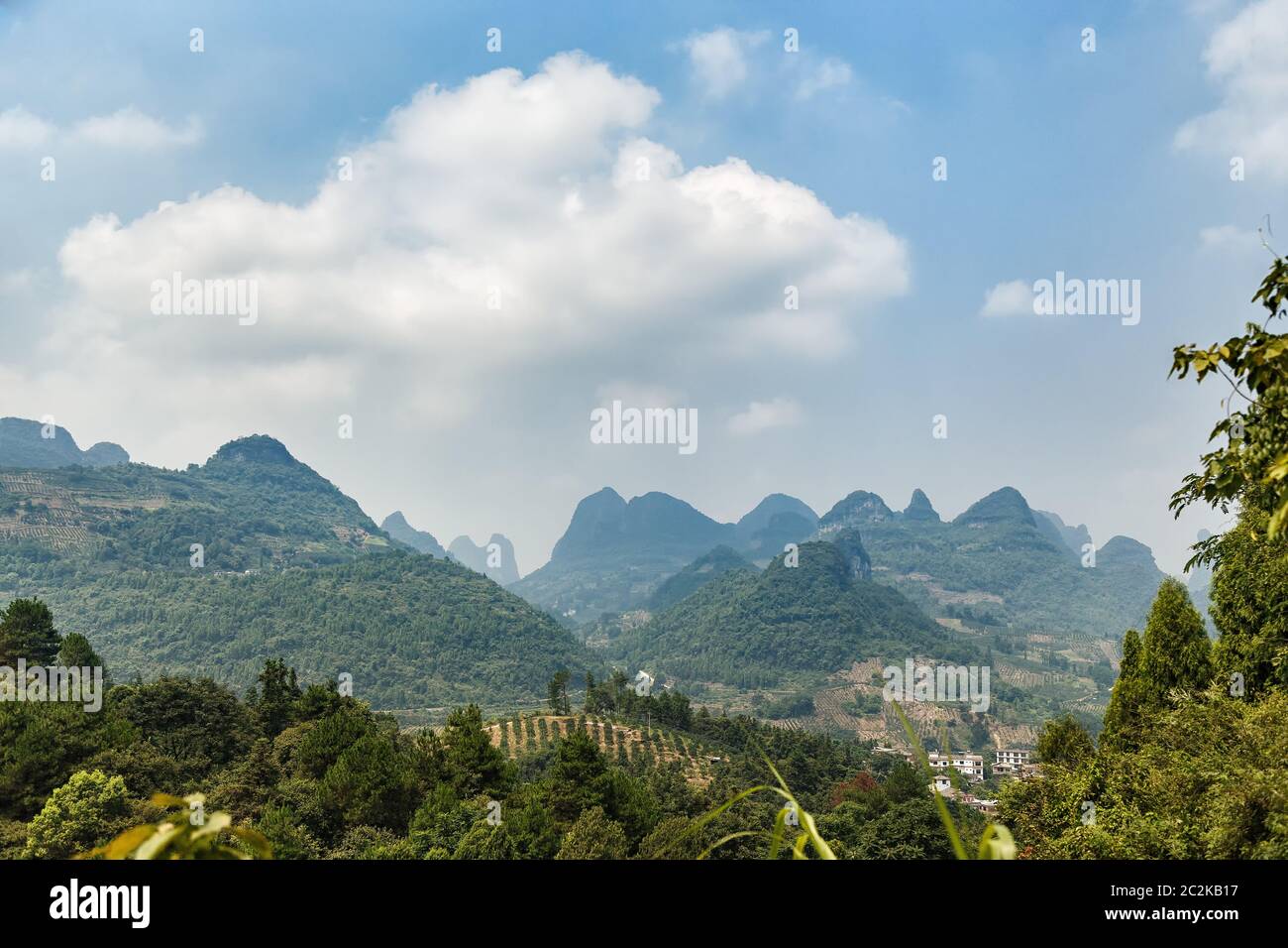 Blick auf die malerischen Guilin Berge an einem klaren Tag, Yangshuo, China Stockfoto