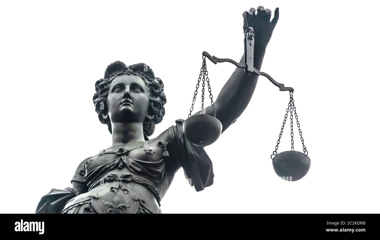 Gerechtigkeit Statue mit Schwert und Waage in Frankfurt/Main isoliert auf weißem Hintergrund Stockfoto