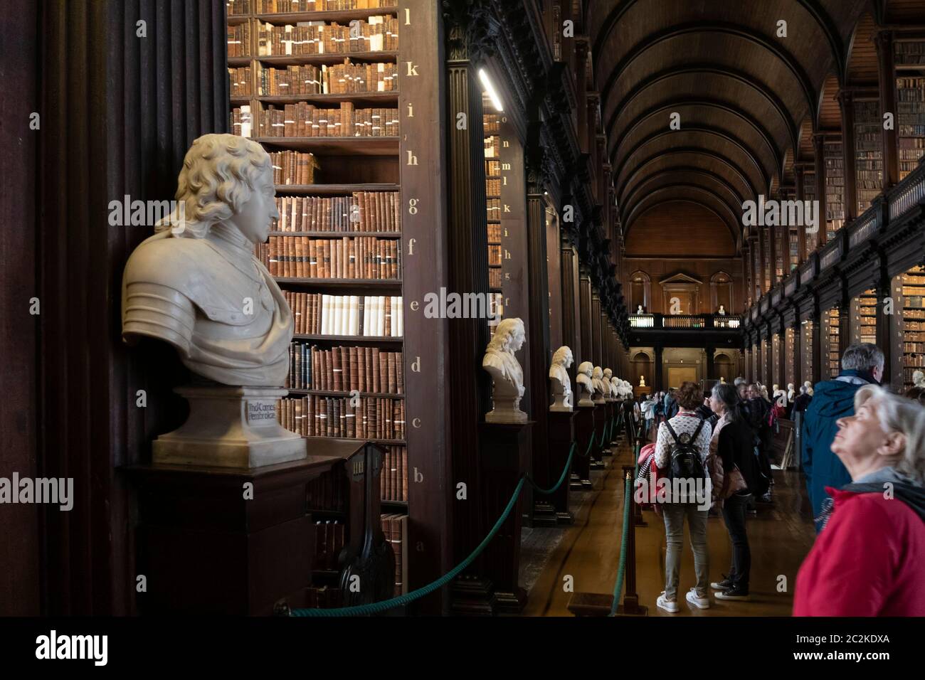 Der lange Raum in der Bibliothek des Trinity College in Dublin, Irland, Europa Stockfoto