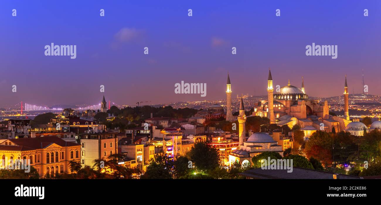 Istanbul Nacht Panorama, mit Blick auf die Hagia Sophia und den Bosporus Brücke, Türkei. Stockfoto