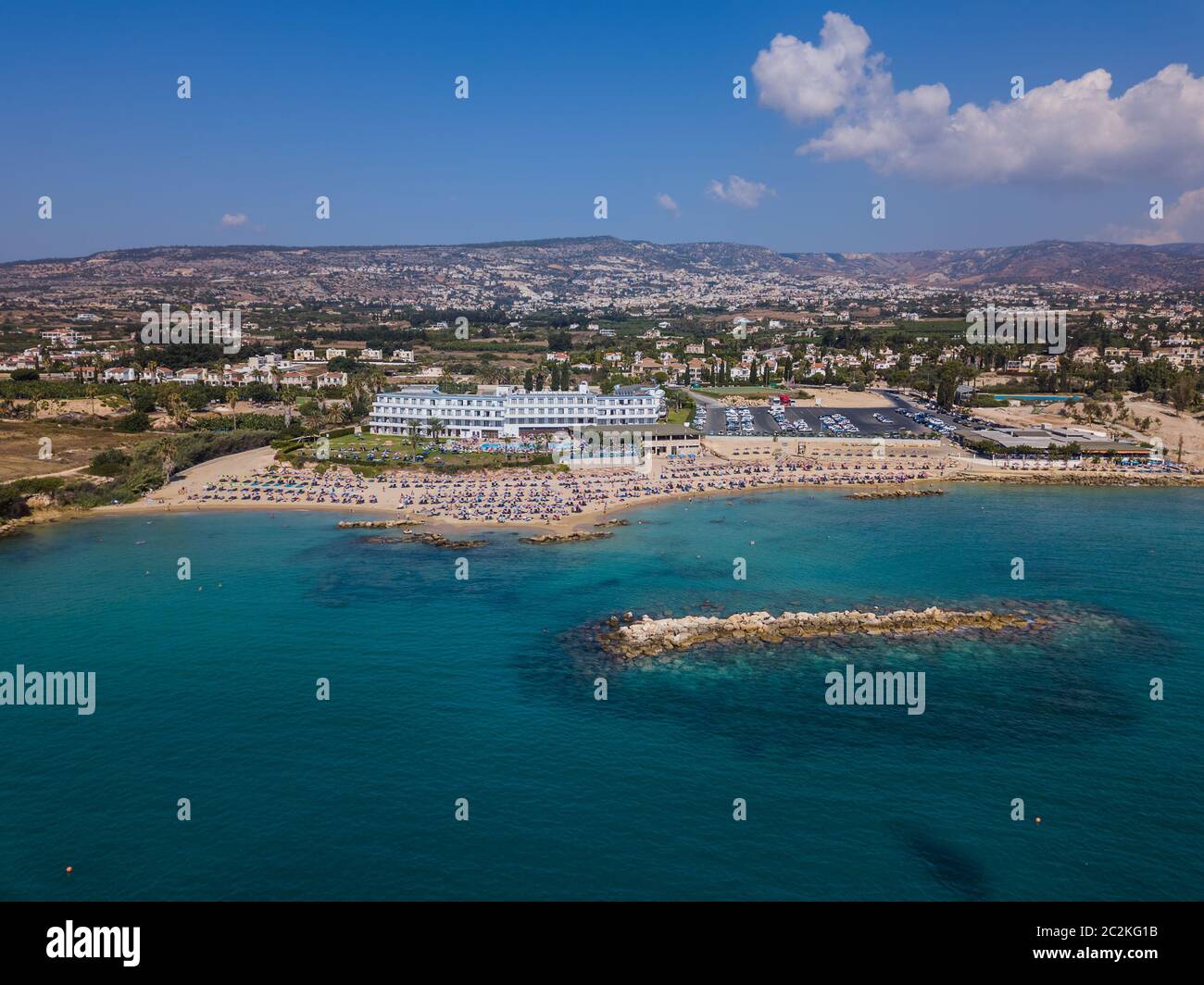 Korallenstrand in Paphos Zypern - Luftaufnahme Stockfoto