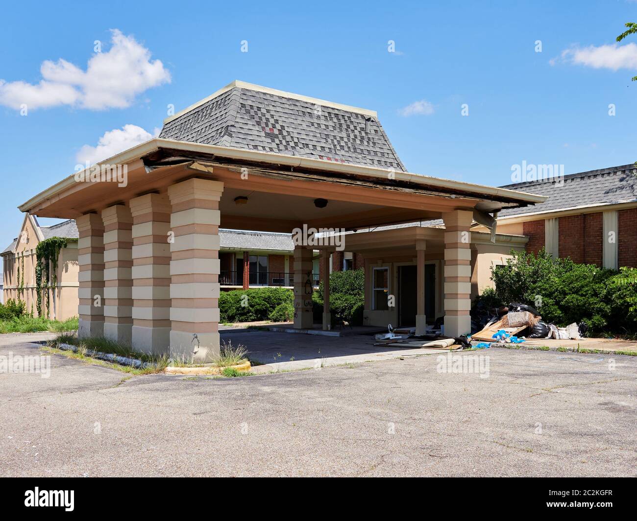 Verlassene, zerbrochene, verfallene, leerstehende, leere Motelgebäude, die in eine städtische Lage in Montgomery Alabama, USA, verwandelt wurden. Stockfoto