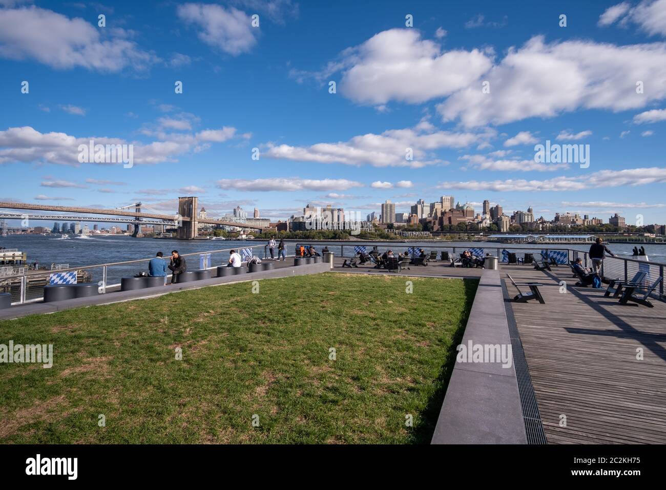 Pier 15 am South Street Seaport bei Tag im Herbst Stockfoto