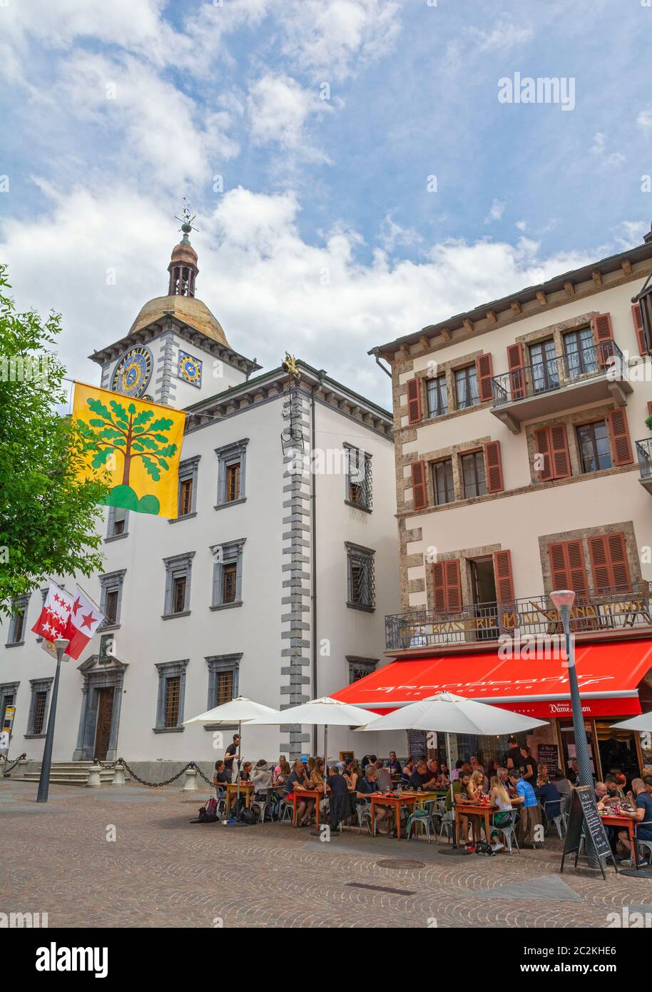 Schweiz, Kanton Wallis, Sion, Altstadt, Hotel de Ville (Rathaus) Cafe Brasserie du Grand Pont Stockfoto