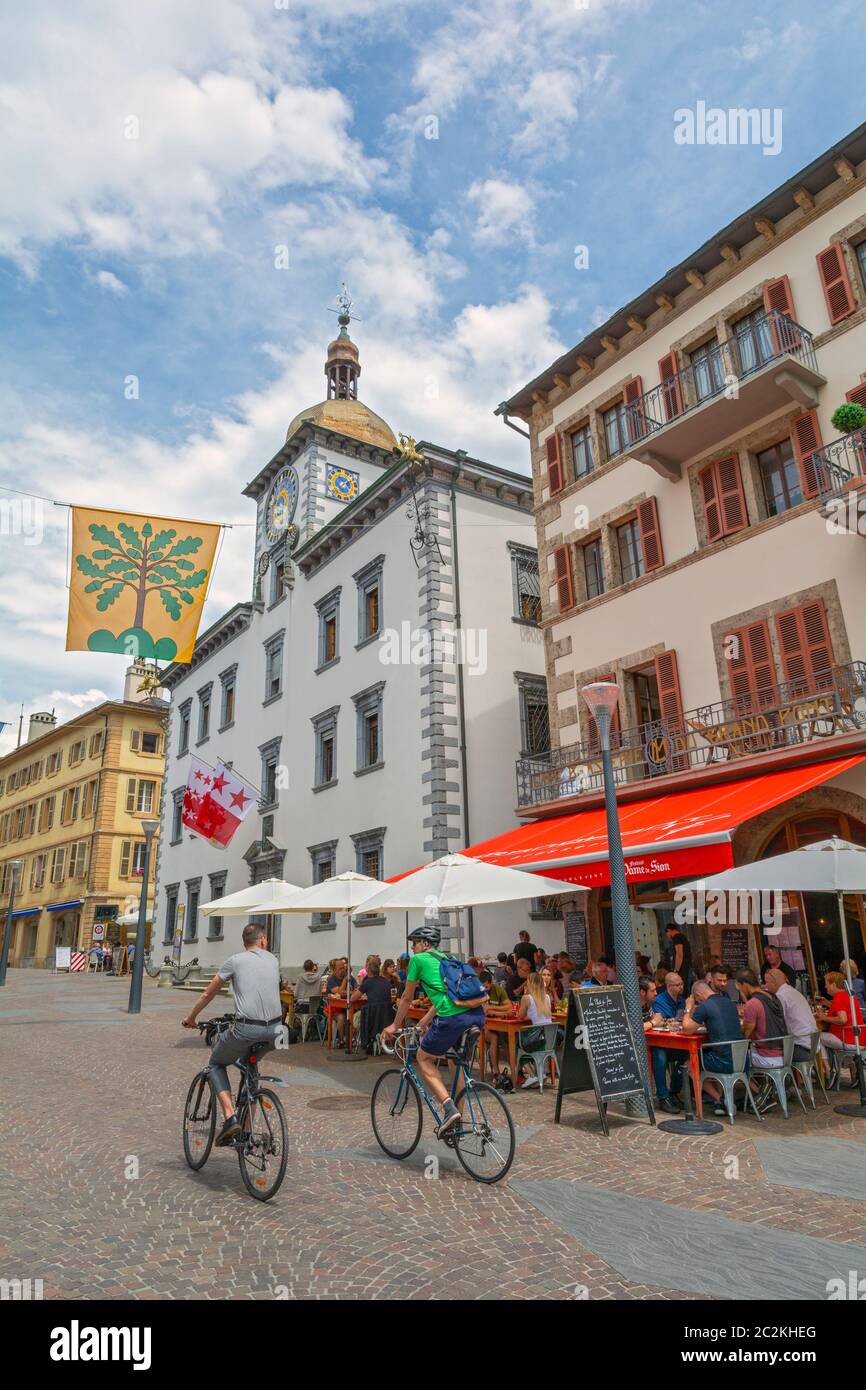 Schweiz, Kanton Wallis, Sion, Altstadt, Hotel de Ville (Rathaus) Cafe Brasserie du Grand Pont, Radfahrer Stockfoto