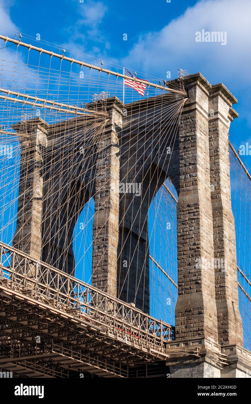 Details von der Brooklyn Bridge bei Tageslicht Stockfoto