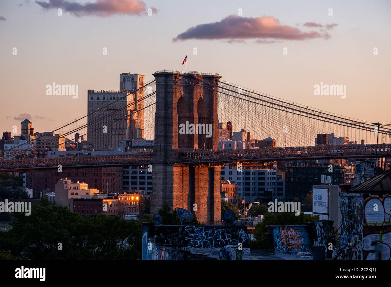Sonnenuntergang warmes Licht auf der Brooklyn Bridge Blick von der Manhattan Bridge Stockfoto