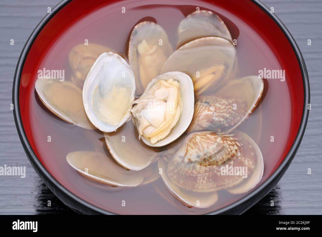 Japanische Sojasauce-Suppe mit asari-Muscheln in einer Schüssel auf dem Tisch Stockfoto