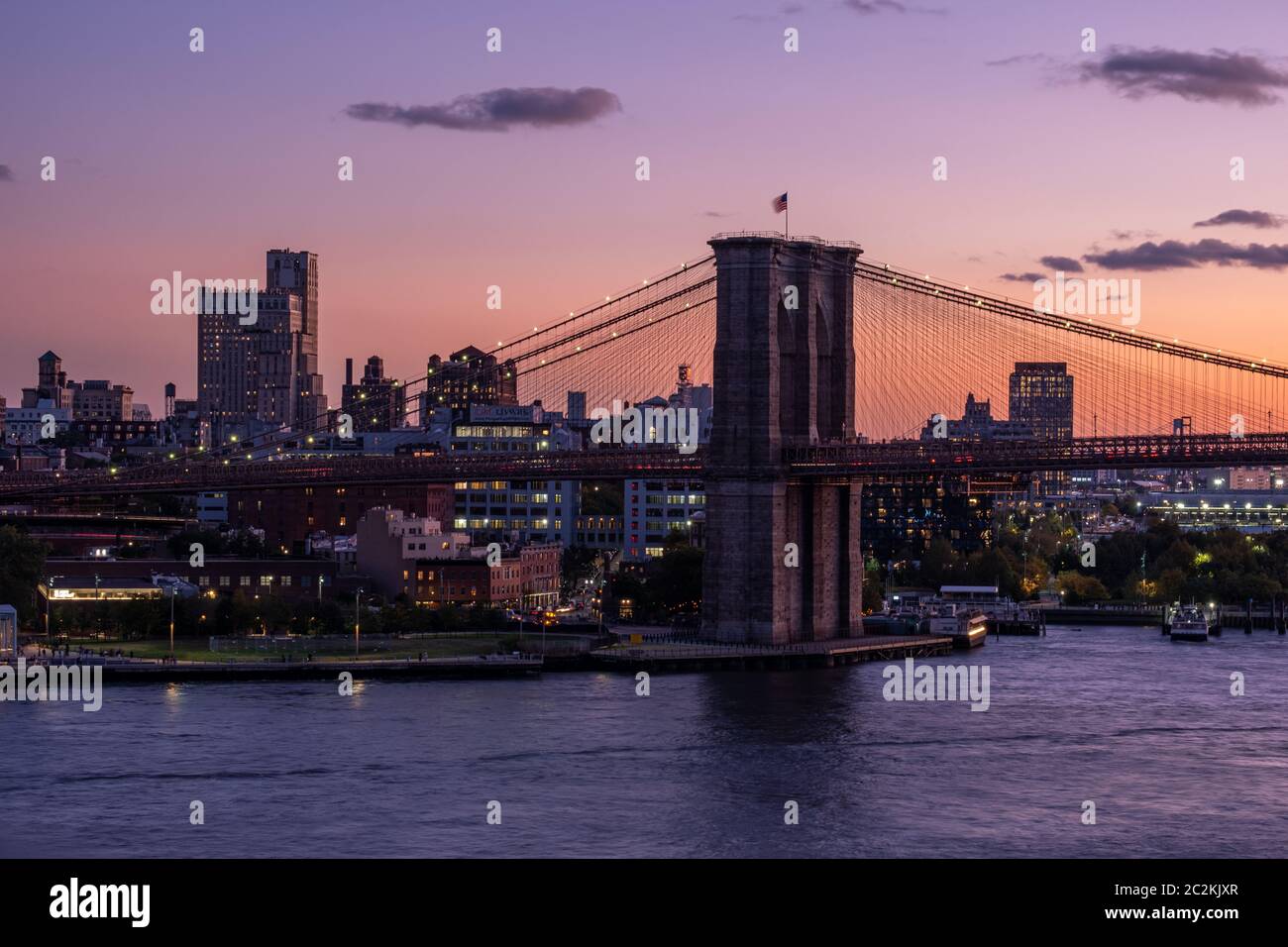 Sonnenuntergang warmes Licht auf der Brooklyn Bridge Blick von der Manhattan Bridge Stockfoto