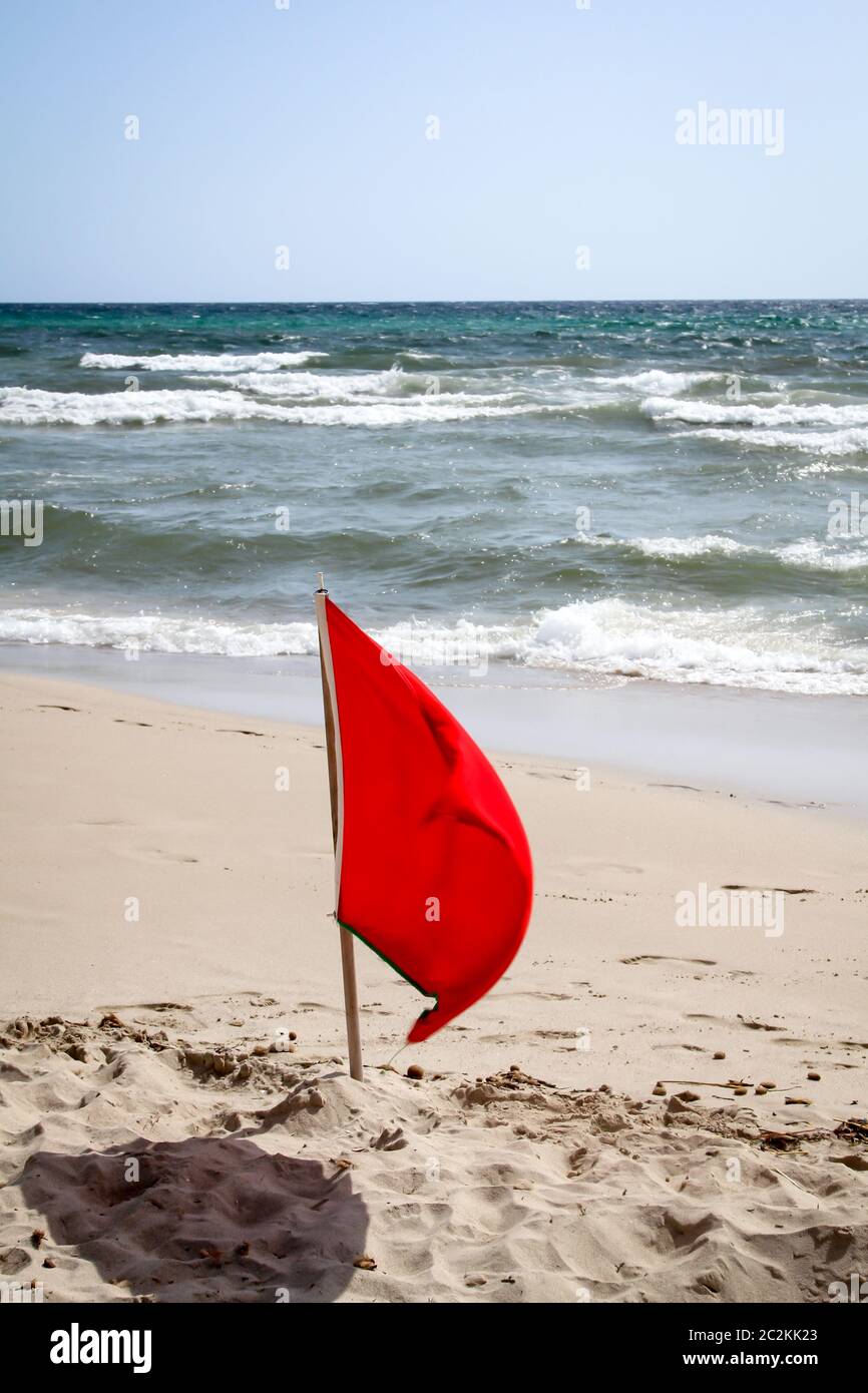Flaggen am Strand weisen auf Gefahren hin Stockfoto