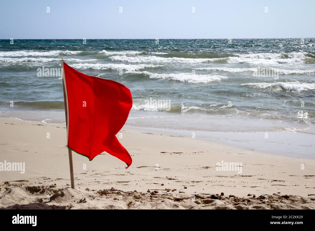 Flaggen am Strand weisen auf Gefahren hin Stockfoto