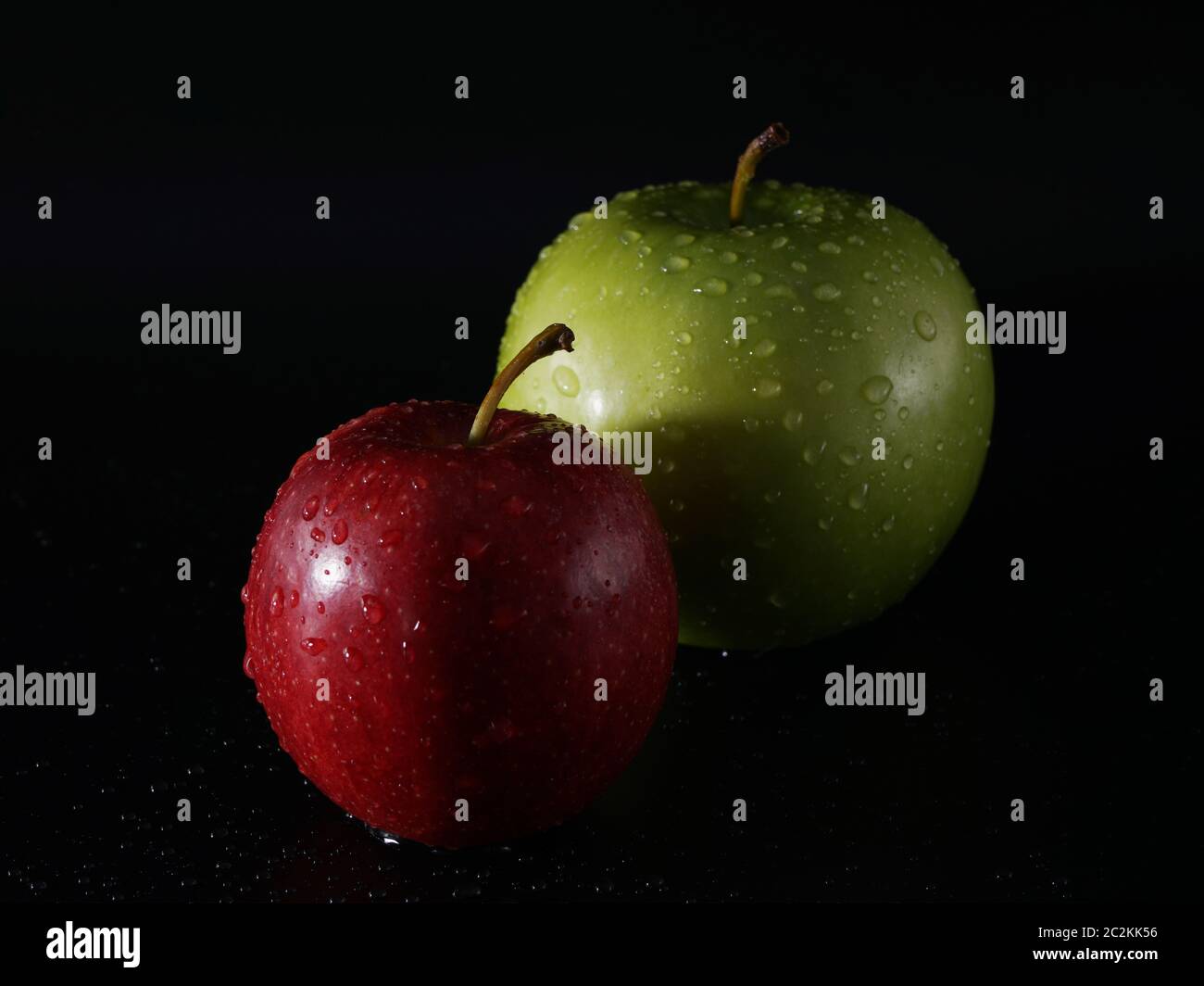 Rote und grüne Äpfel mit Wassertropfen Stockfoto