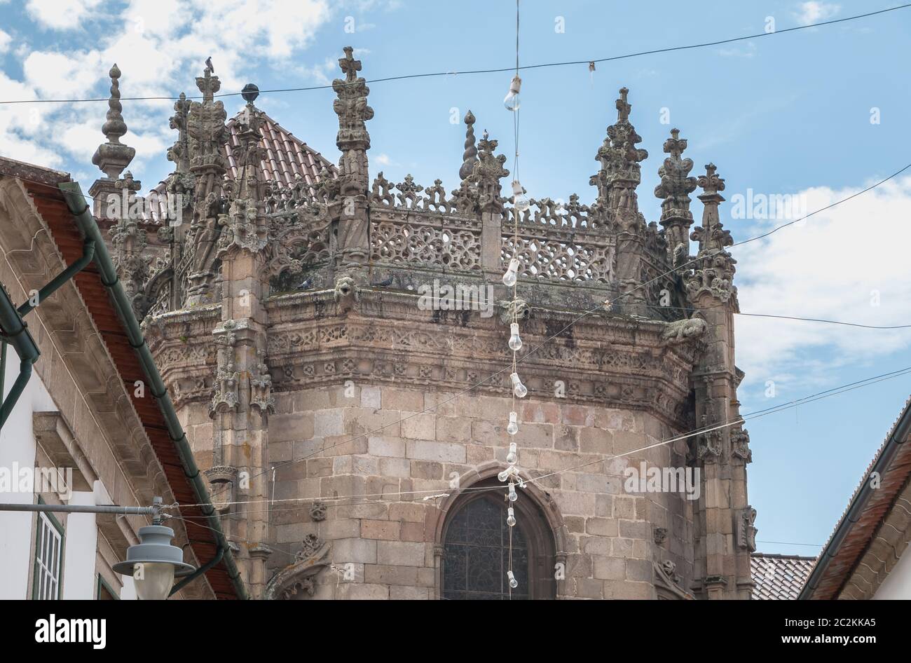 Architektonische Details der Kathedrale von Braga, Portugal an einem Frühlingstag Stockfoto