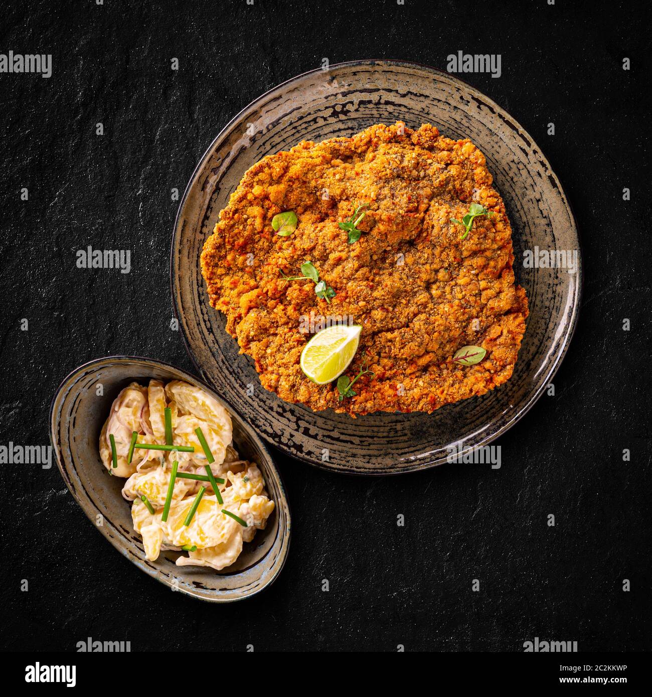 Riesige Kalbfleisch Wiener Schnitzel serviert mit Kartoffelsalat mit ...