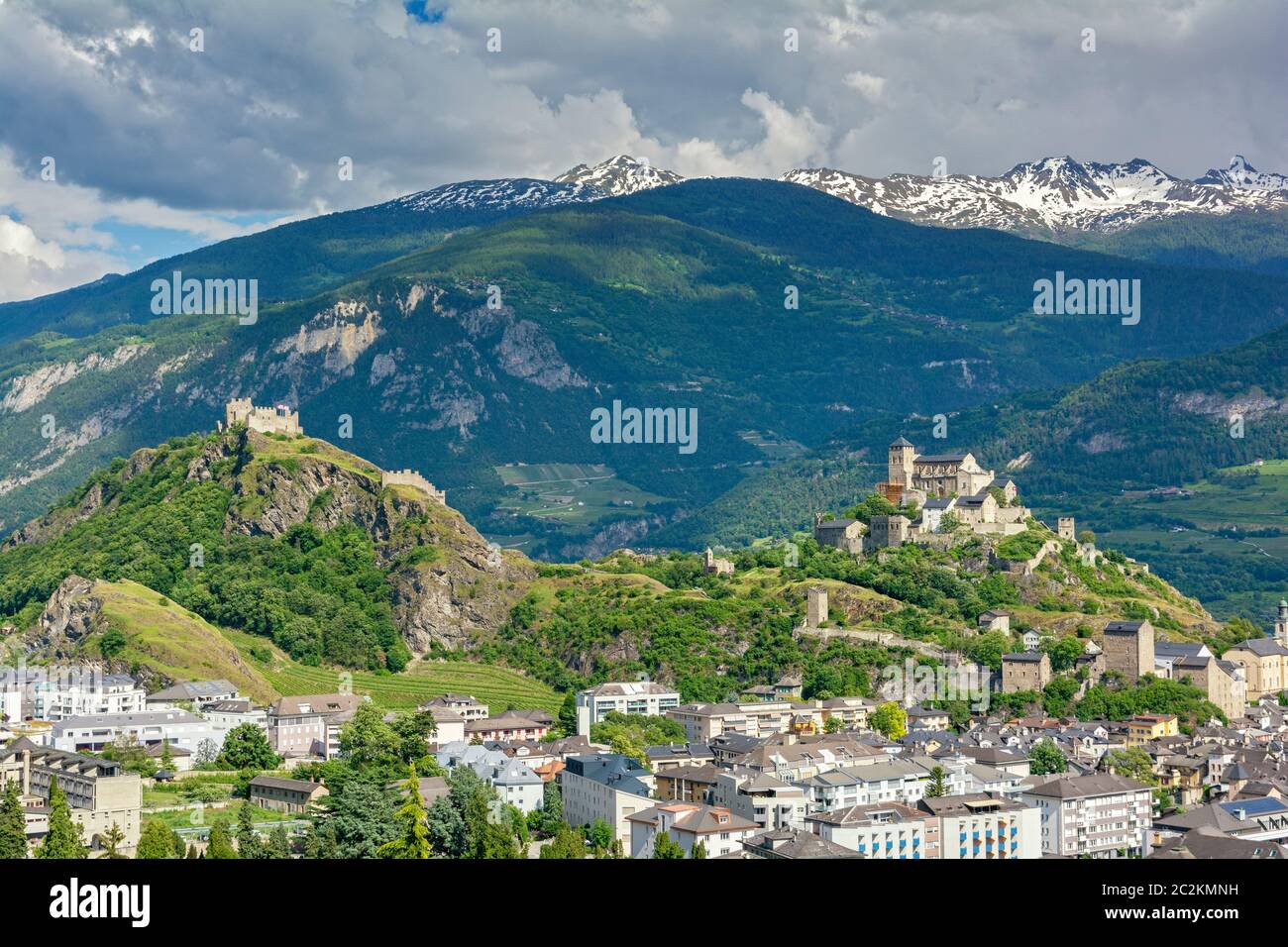 Schweiz, Kanton Wallis, Sion, Chateau Tourbillon (L), Basilika Notre-Dasme-de-Valere (R) Stockfoto