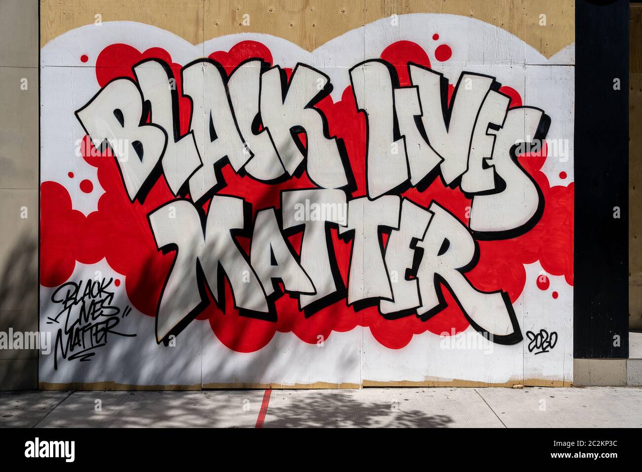 An Bord eines Schaufensterbocks in der Innenstadt von Toronto, das die Botschaft Black Lives Matter zeigt, die zur Unterstützung der sozialen Bewegung gegen rassische Ungerechtigkeit vorgemalt wurde. Stockfoto