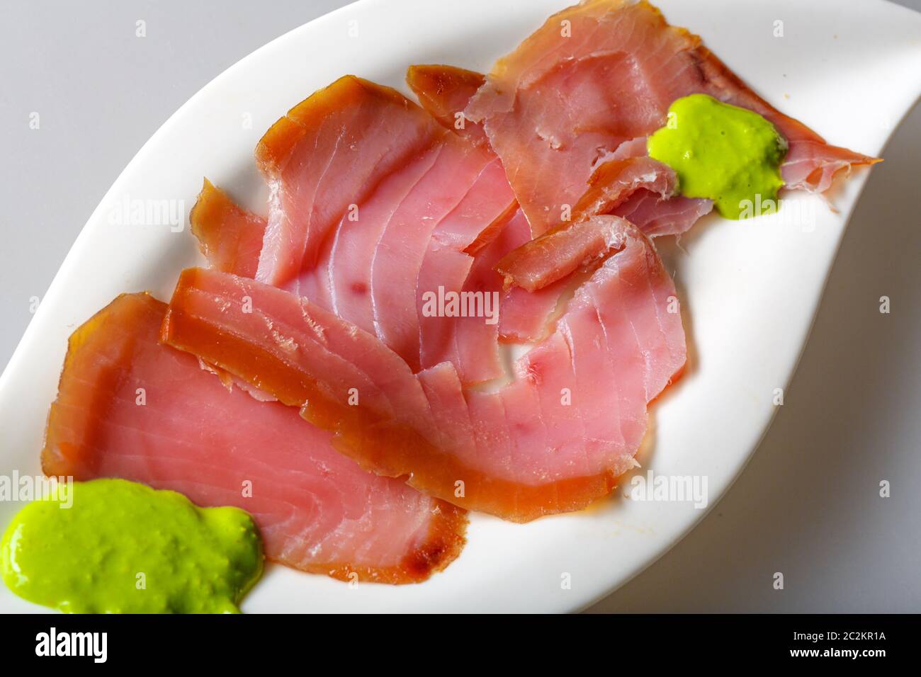 Geräucherter Thunfisch mit Meerrettich-Wasabi-Creme Stockfoto