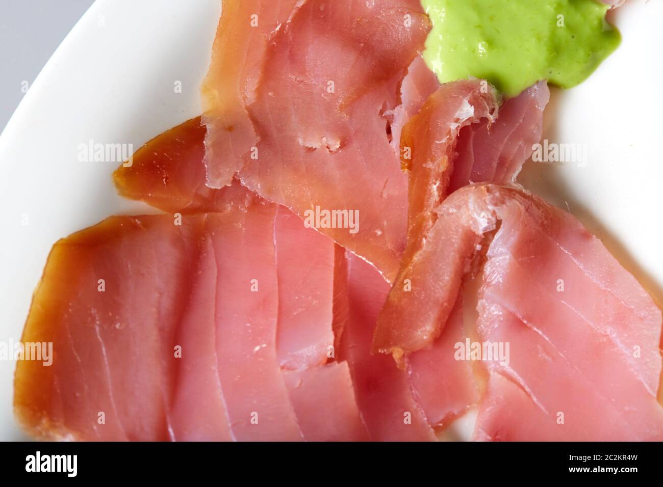 Geräucherter Thunfisch mit Meerrettich-Wasabi-Creme Stockfoto