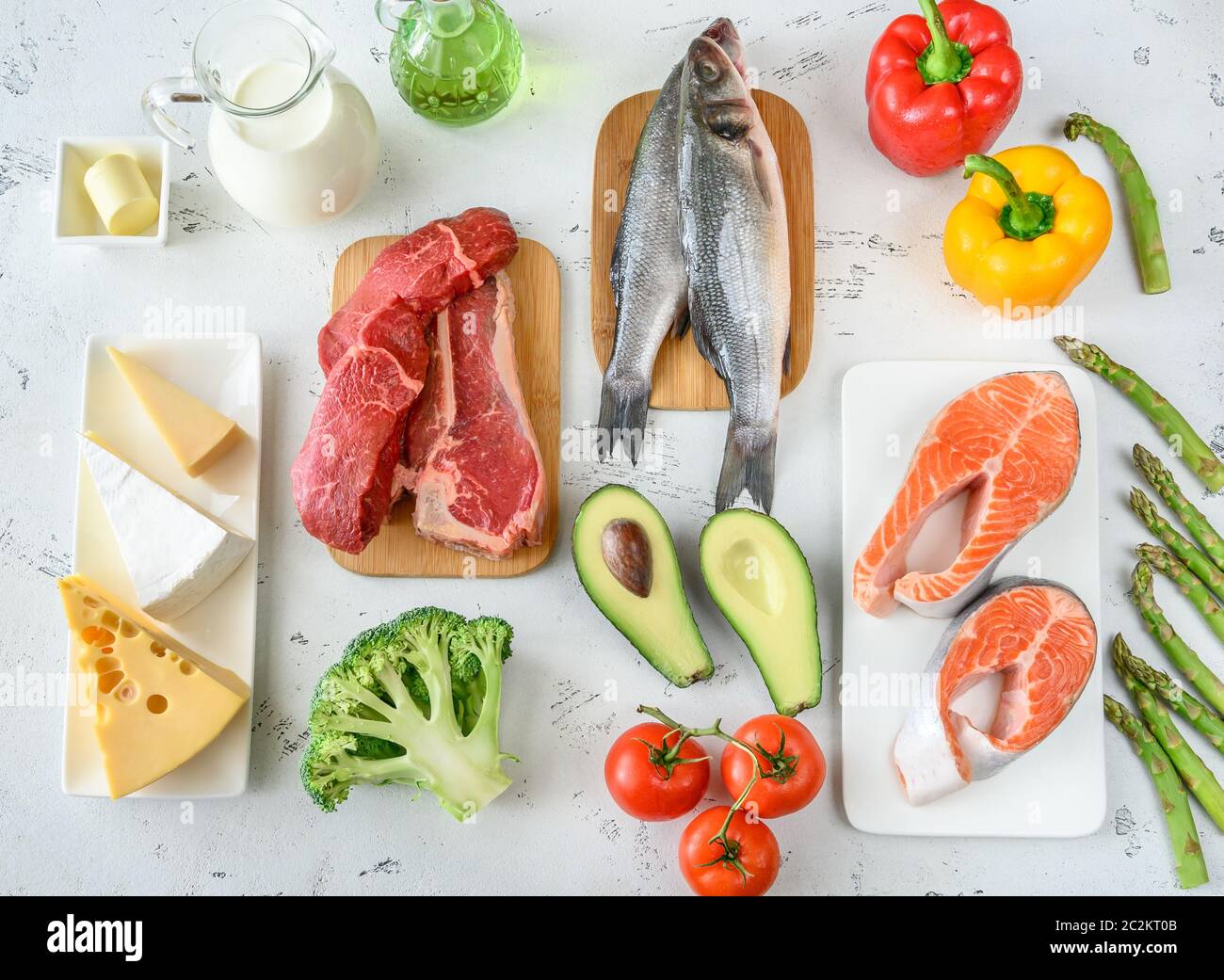 Sortiment an Lebensmitteln für ketogene Ernährung auf Holzgrund Stockfoto