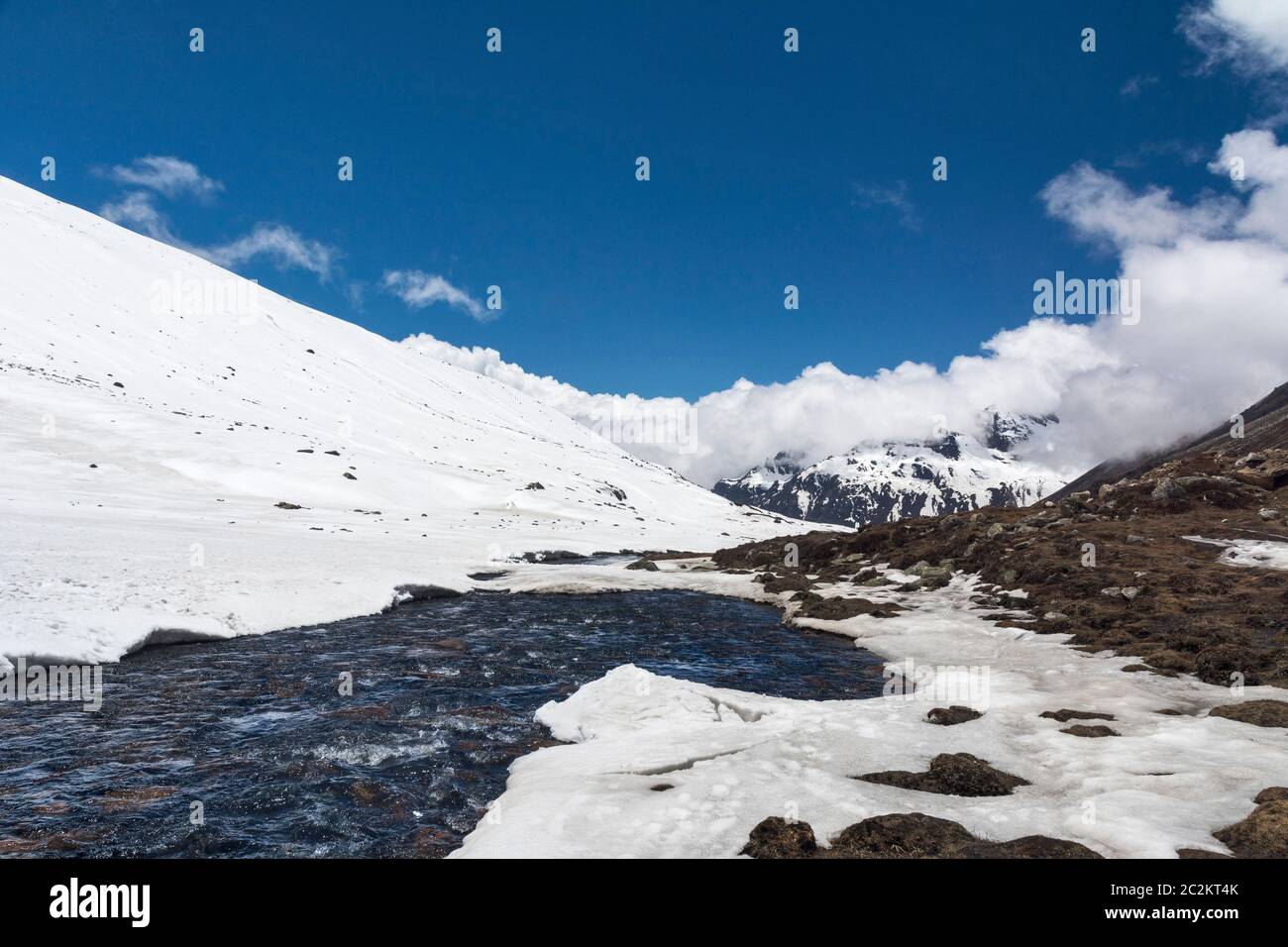 Gletscherfluss am Zero Point in Sikkim, Indien Stockfoto