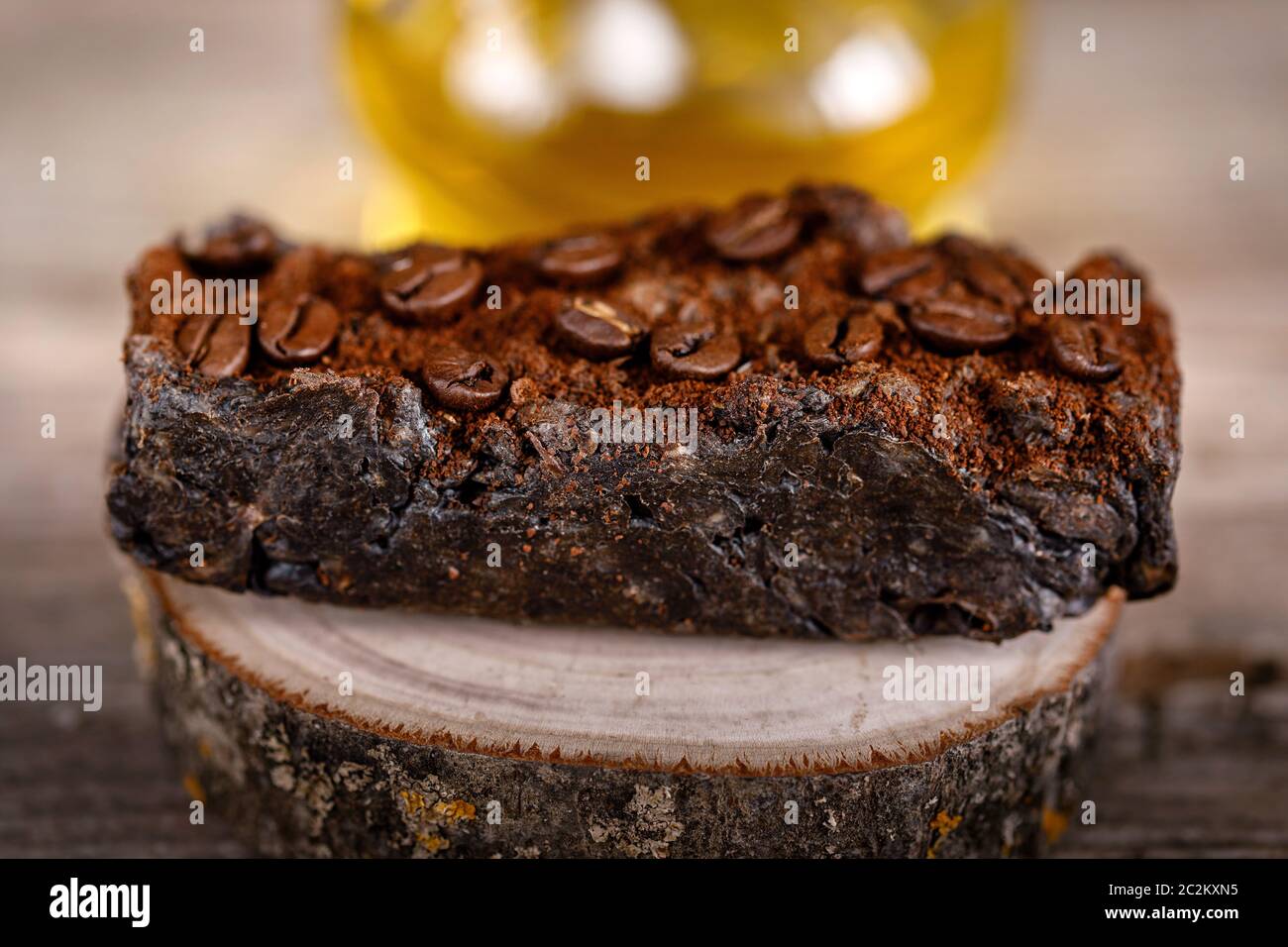 Handgemachte Peeling-Seife auf einem Holzständer mit gemahlenem Kaffee für Entspannung und Wasserbehandlungen Stockfoto