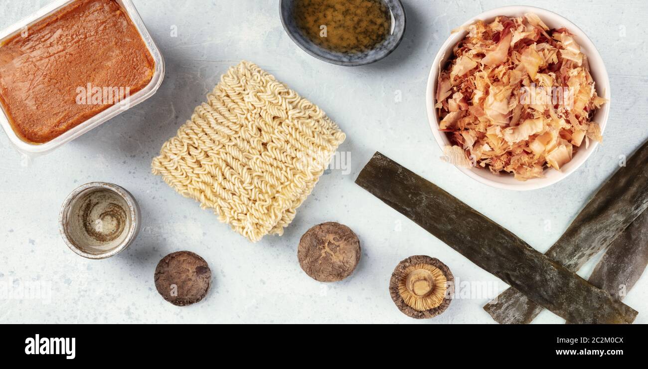 Ein Panorama von Ramen Zutaten. Getrockneter Seetang, Soba-Nudeln, Miso-Paste, Sake, Mirin, Shiitake-Pilze, Schuss aus Stockfoto