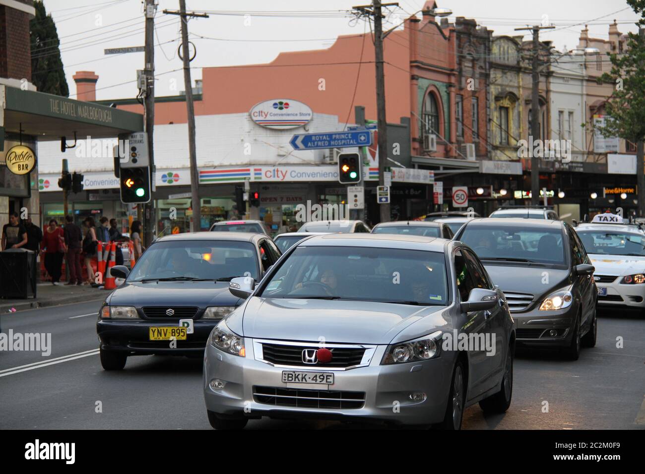 King Street in Newtown, Sydney leidet unter Verkehrsstaus und Parkplatzproblemen. Stockfoto
