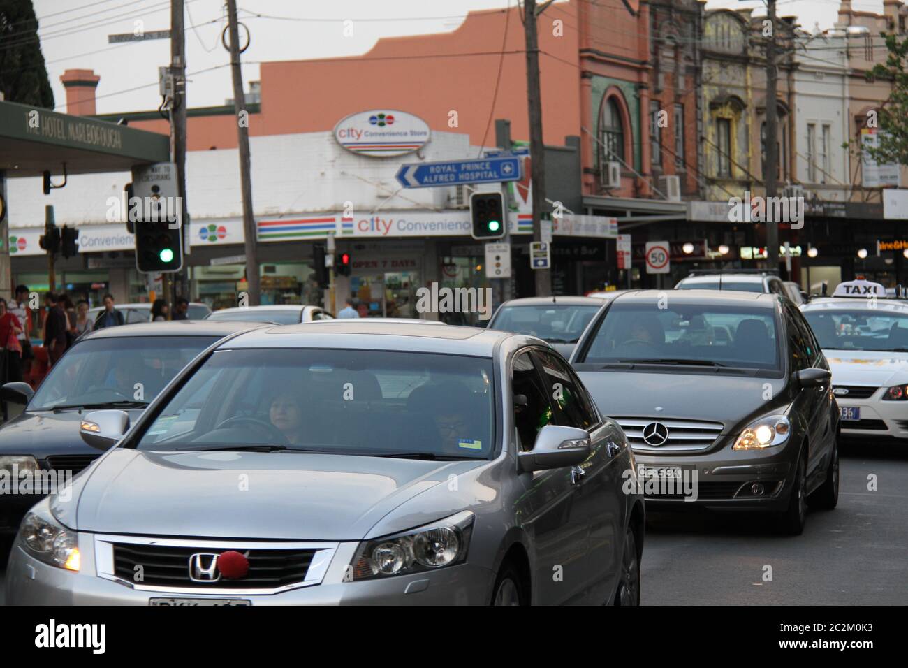 King Street in Newtown, Sydney leidet unter Verkehrsstaus und Parkplatzproblemen. Stockfoto