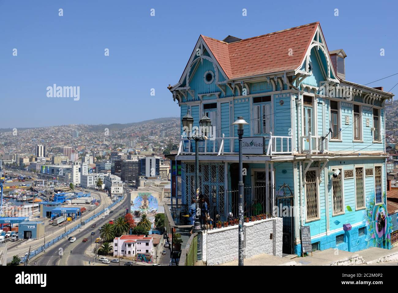 Chile Valparaiso - Aussichtspunkt Paseo 21 de Mayo mit bunten Klippenhaus Stockfoto
