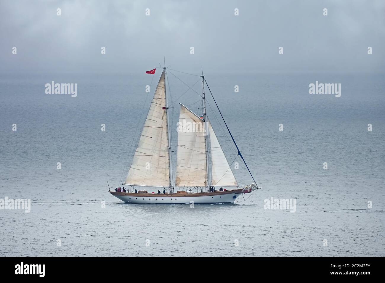 Segelschiff im Meer Stockfoto