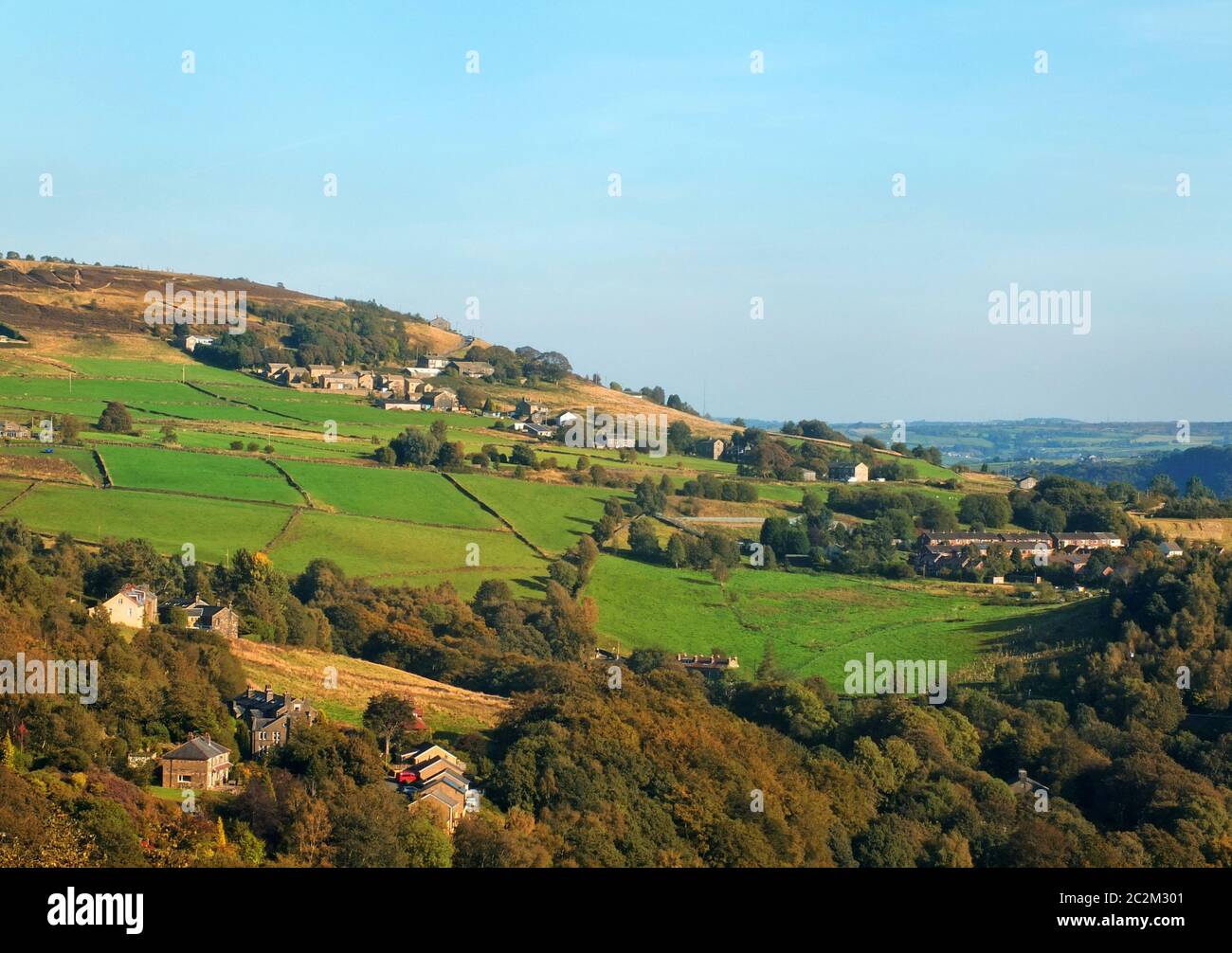 Das Dorf wadsworth und die umliegenden Hügel Felder im calder Valley West yorkshire Stockfoto