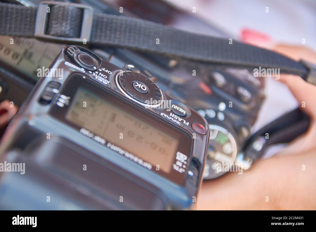 Detail einer SLR-Kamera montiert auf einem Schlitten Flash verwendet Fotografien zu beleuchten. Stockfoto